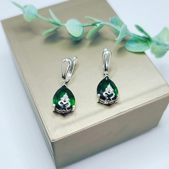 Dark Green Rhinestone earring - Picture 1 of 4